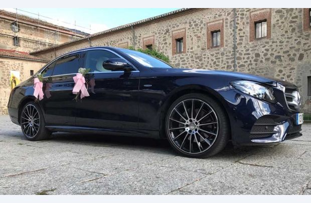 un coche de boda estacionado en una plaza