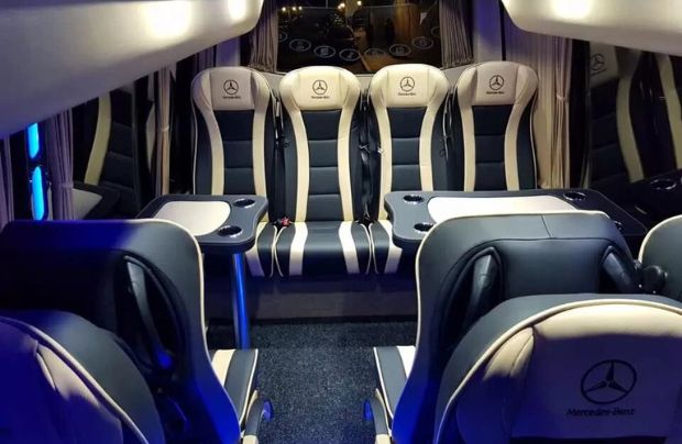 el interior de un microbus alquilado para una boda