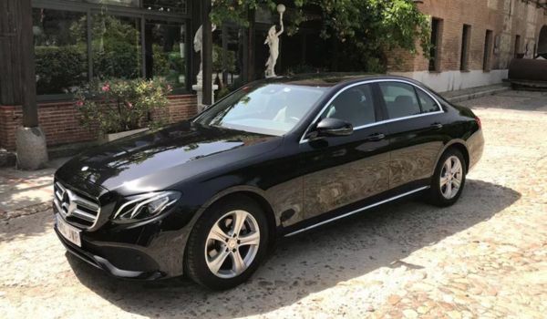 un Mercedes Benz aparcado en una bodega durante un servicio de enoturismo en Madrid