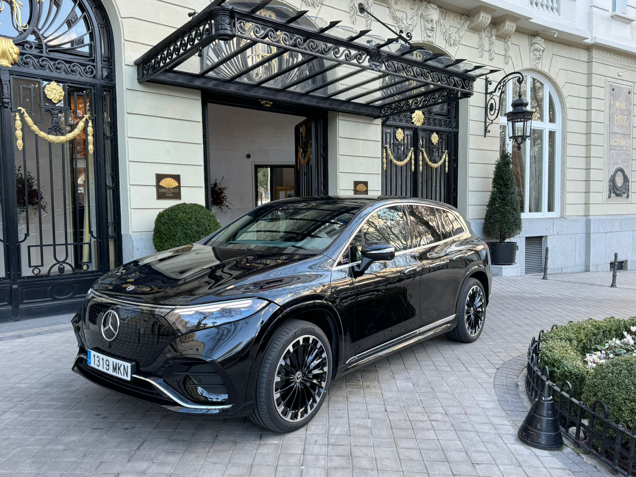 Mercedes EQS SUV eléctrico frontal en hotel de lujo en Madrid