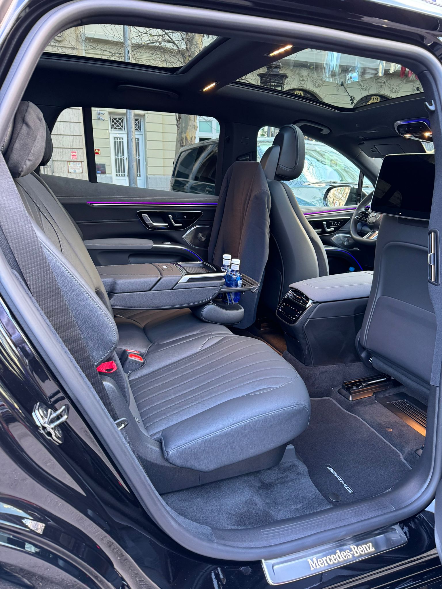 Mercedes EQS SUV eléctrico interior con asientos traseros premium