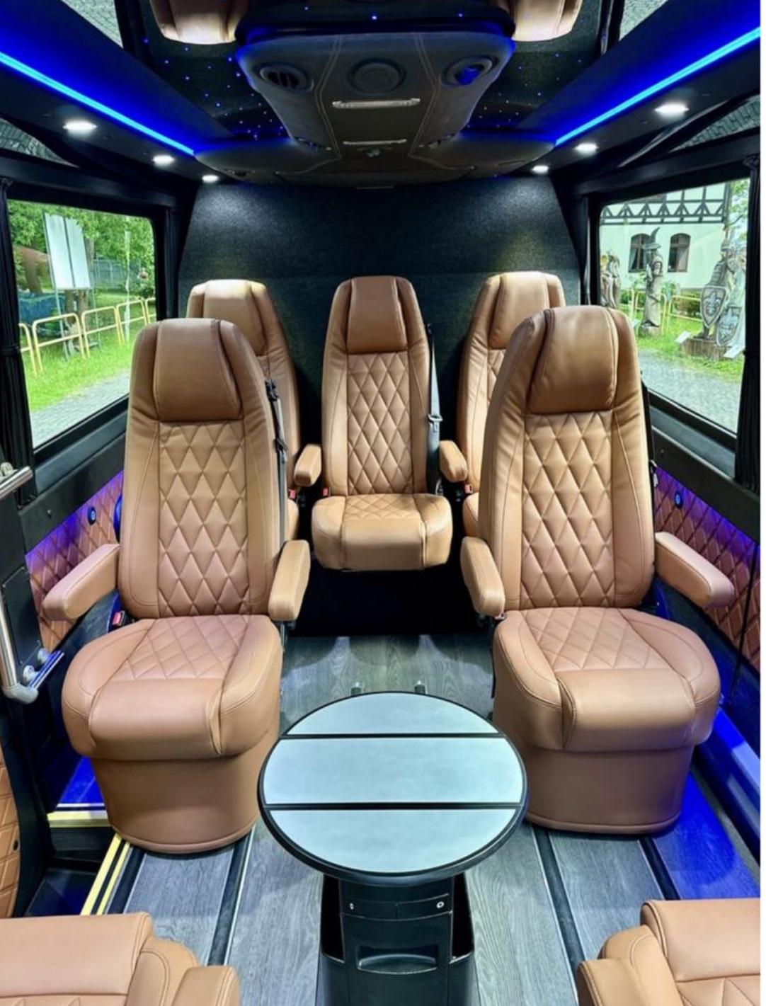 Mercedes Sprinter VIP interior con mesa redonda e iluminación ambiente azul