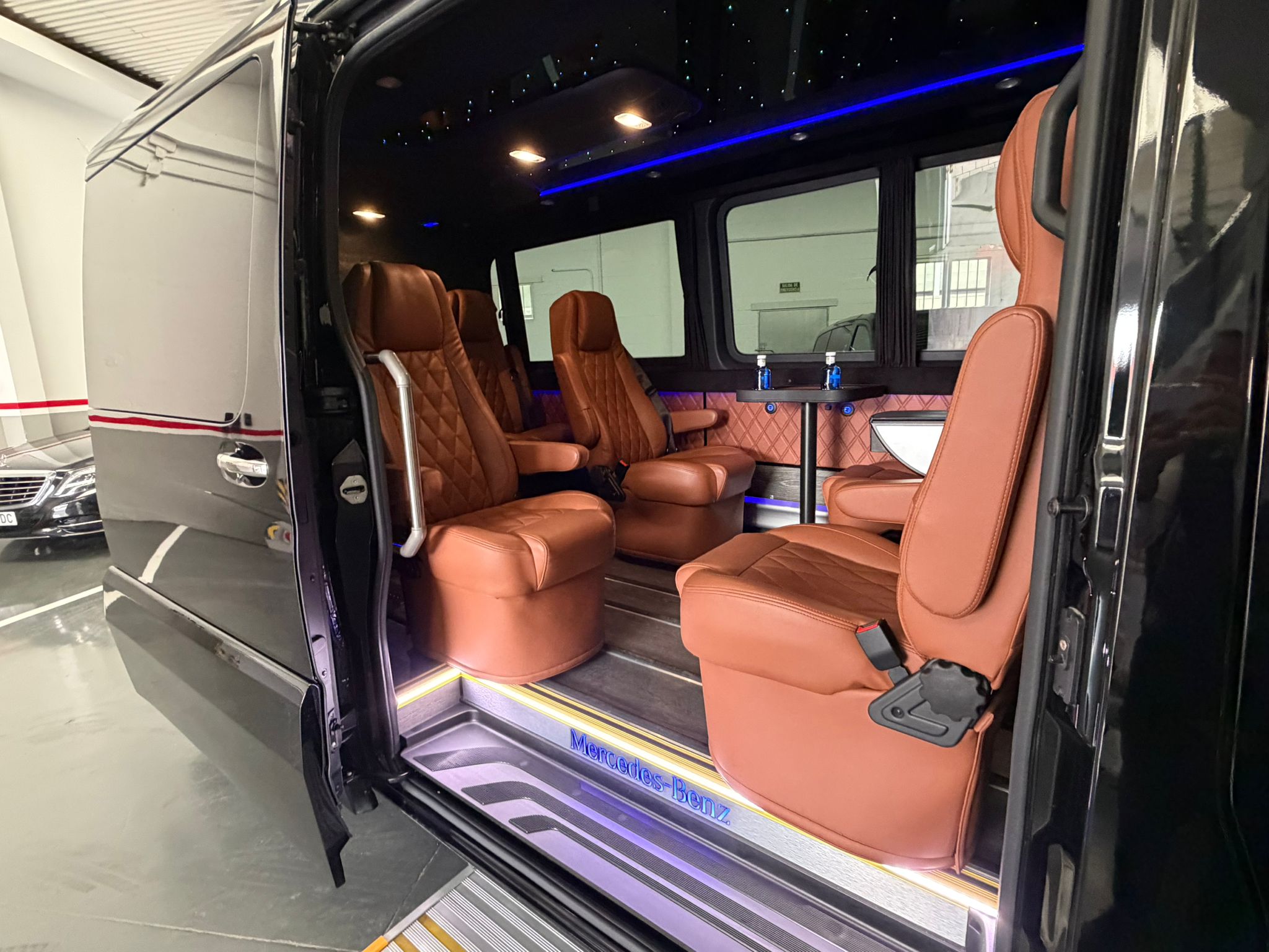 Mercedes Sprinter VIP puerta lateral con asientos cognac