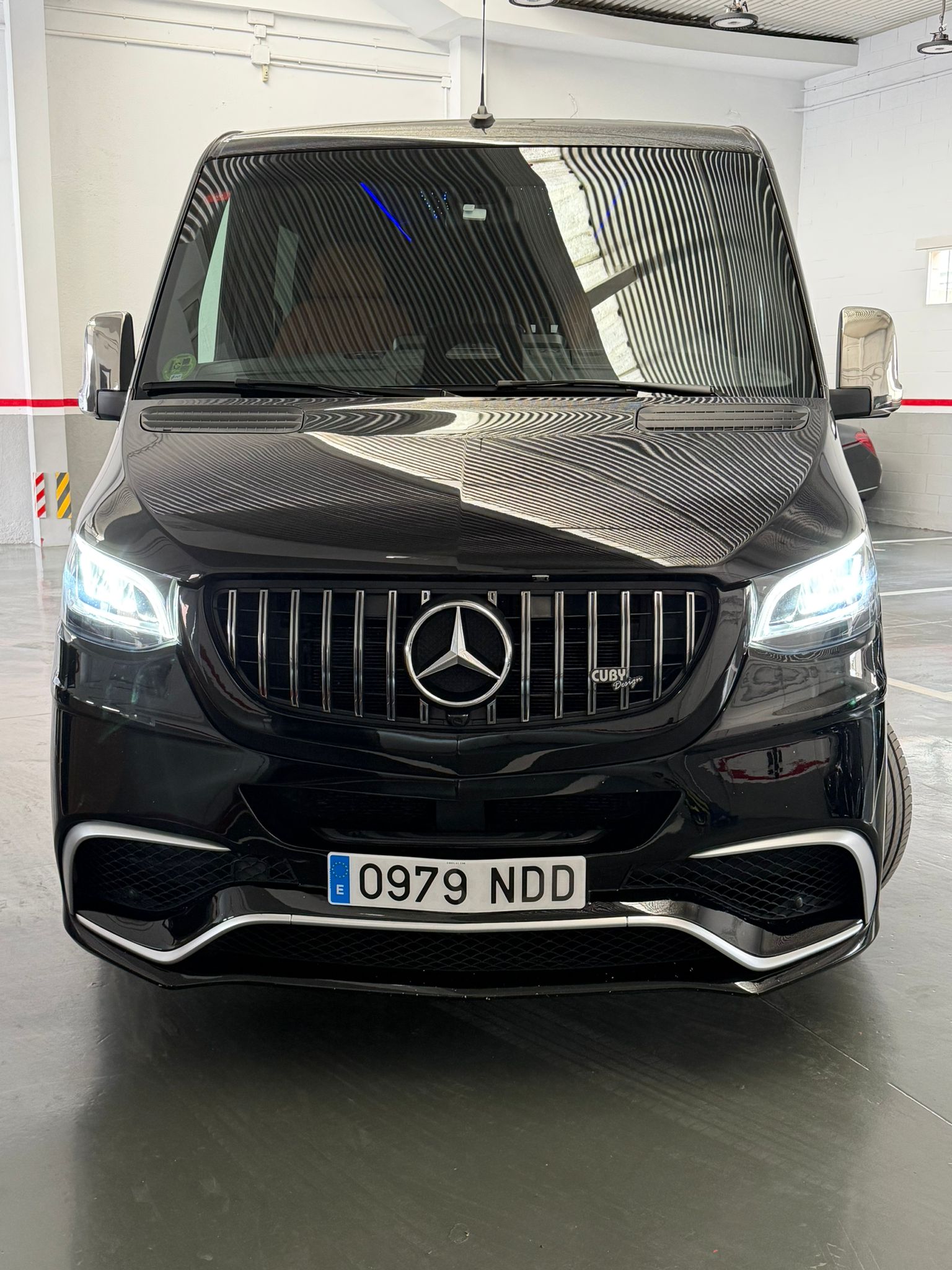 Mercedes Sprinter AMG negro vista frontal, chófer privado en Madrid