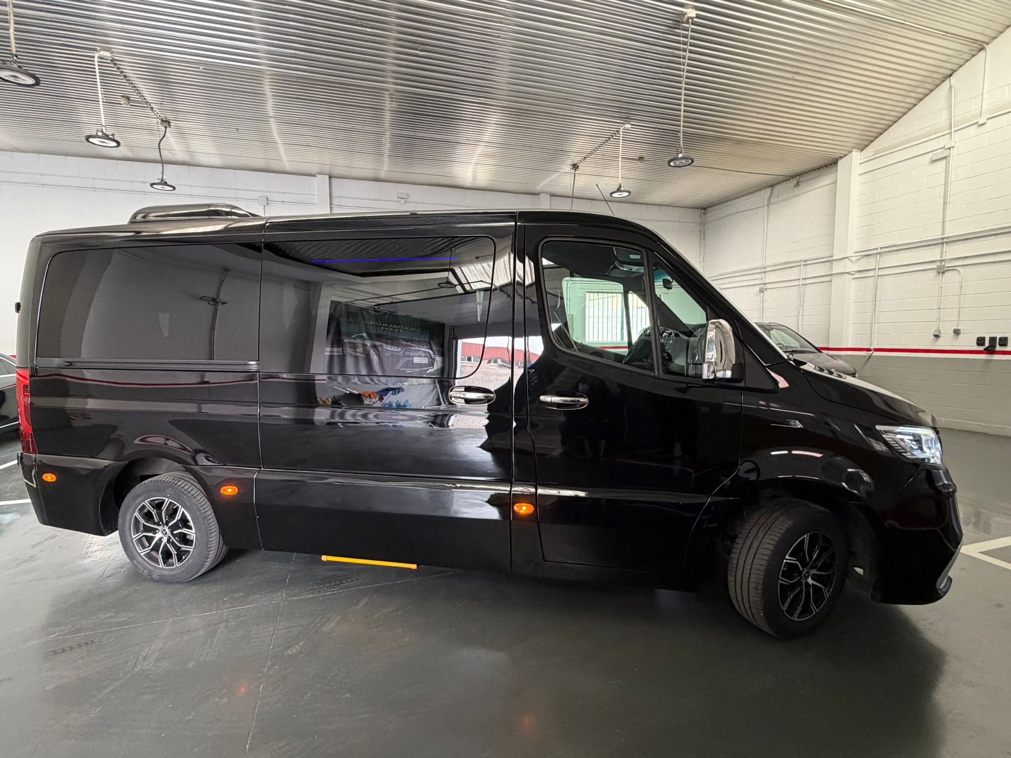 Mercedes Sprinter AMG negro vista lateral, alquiler de coche con conductor en Madrid