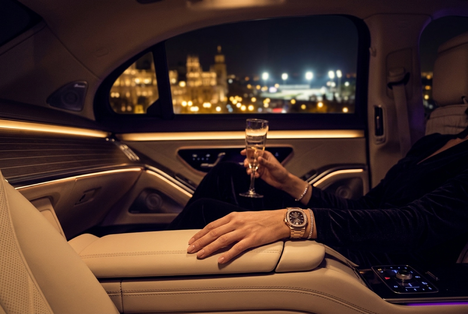 Interior de un Mercedes con chófer por Madrid de noche camino del circuito Madring